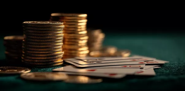 Pilhas de moedas e cartas no WinWin